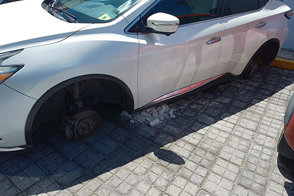 ¡Sobre tabiques! Así amaneció esta camioneta en estacionamiento de Plaza Santa Fe