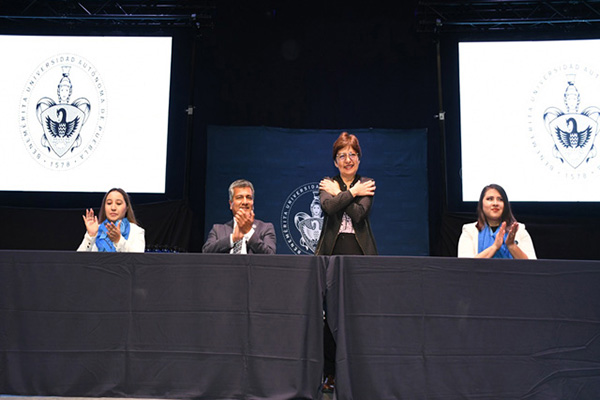Lilia Cedillo preside ceremonias de graduación en el CCU