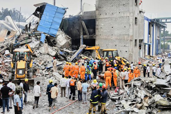 Explosión en fábrica química deja 12 muertos en la India