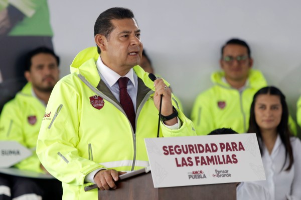 Puebla refuerza su sistema de salud con entrega de insumos y vehículos