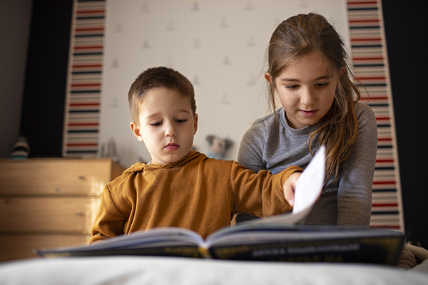 Niños superan a la IA: ¿cómo aprenden el lenguaje más rápido que los bots?