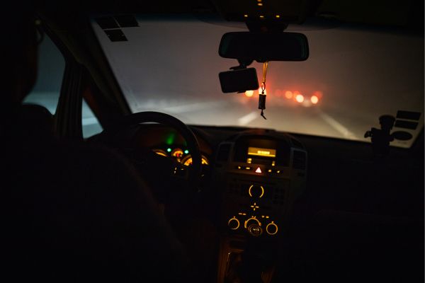Consejos de seguridad al manejar de noche en carretera