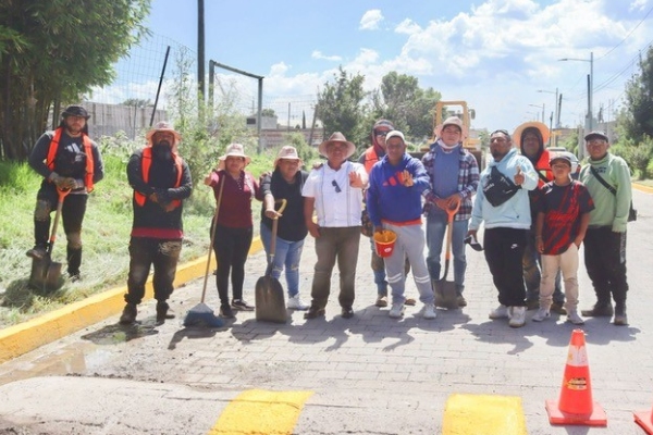 Héroes del mantenimiento urbano: Bachean, Podan, limpian y pintan calle