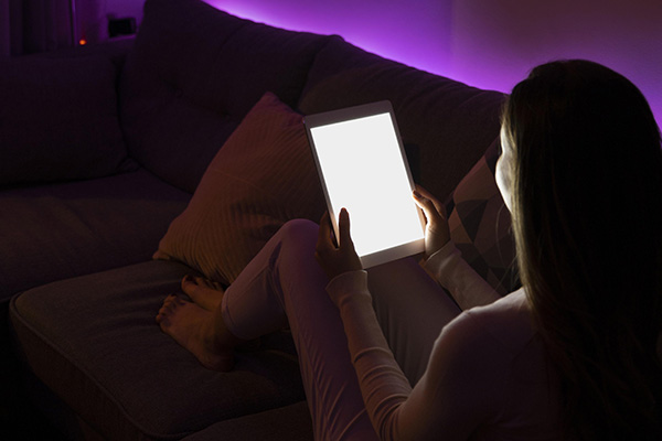 No solo el sol daña tu piel: advierten sobre luz de pantallas y lámparas