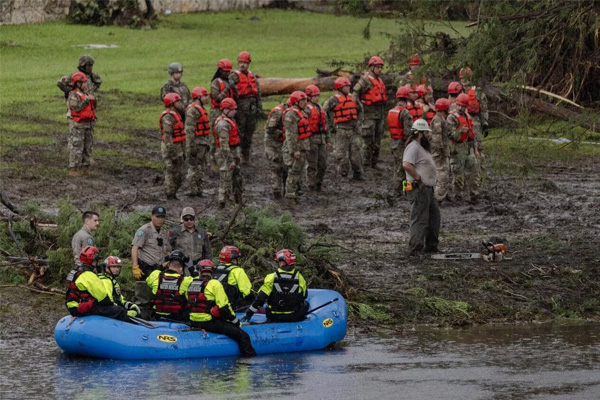 Confirman muerte de 27 personas en campamento infantil tras inundaciones en Texas