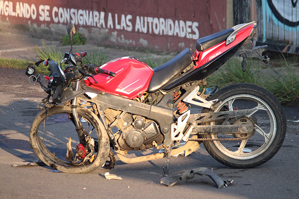 Motociclista termina muerto tras impactarse contra un poste; no llevaba casco