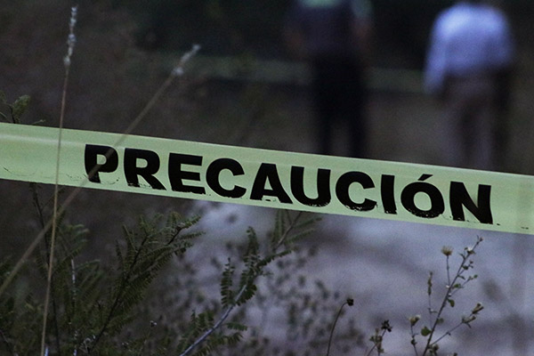 Hallan cadáver decapitado; la cabeza aparece horas después atorada en una camioneta