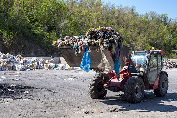 Retiran 10 camiones de basura de la casa de un acumulador: “casi se ahoga” entre sus desechos