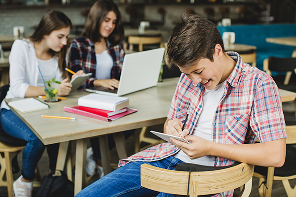 ¿Qué ocurre cuando los estudiantes dejan sus smartphones fuera del aula?