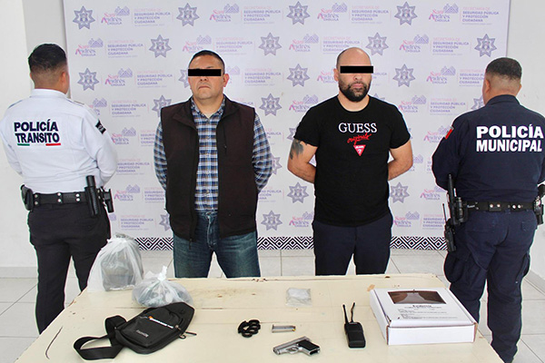 Atrapan a par de maleantes tras robar una camioneta