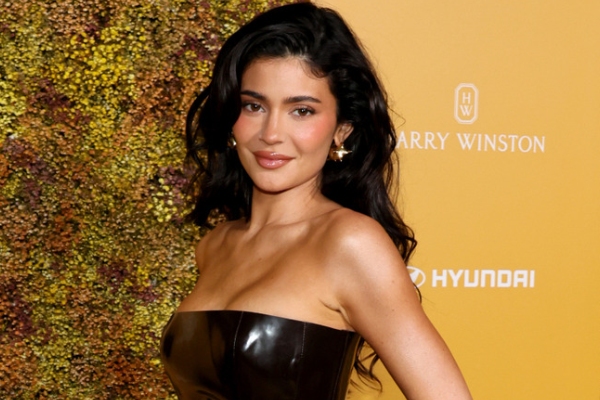 Kylie Jenner luce en la playa extravagante bolso más caro que un Lamborghini