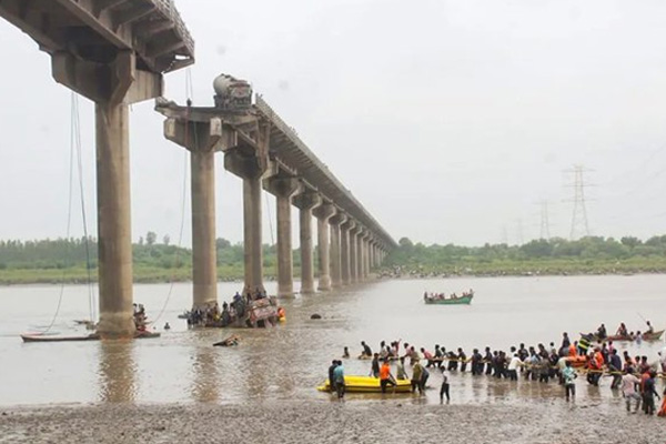 Al menos nueve muertos al colapsar un puente sobre un río en la India