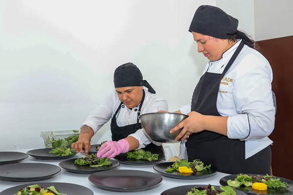 Jóvenes del CECADE se gradúan en gastronomía y fortalecen su seguridad económica