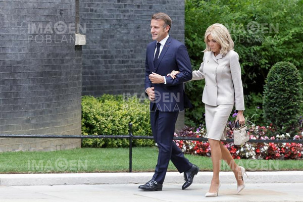 Tribunal de París absuelve a periodista condenada por cuestionar sexo de Brigitte Macron