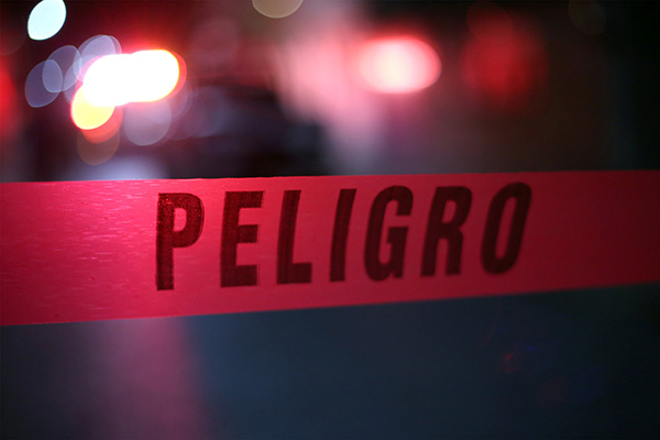 Auto cae 5 metros desde un puente; conductor vive para contarla