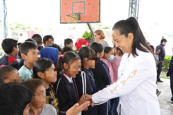 Ariadna Ayala obra de techado en primaria de San Agustín Huixaxtla, Atlixco