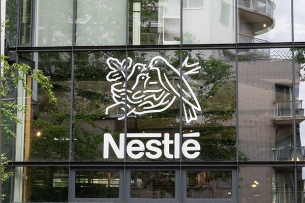Registran la oficina de Nestlé en Francia por presunto tratamiento ilegal de agua