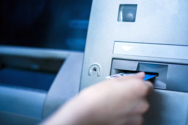 Así operan los “desplazadores”, los ladrones que roban tarjetas en cajeros automáticos