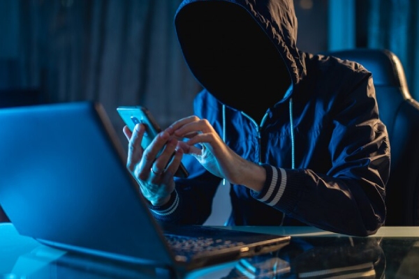 Fraudes con IA: así operan las nuevas estafas laborales en redes