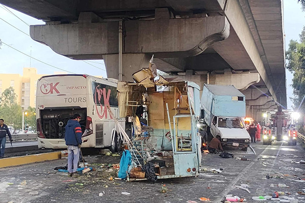 Choque entre autobús y tres vehículos deja 10 heridos y caos en la México-Puebla