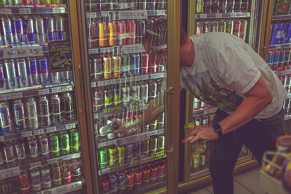 ¡Cuidado! Falsos promotores te ofrecen refresco gratis y terminan vaciando tu tarjeta
