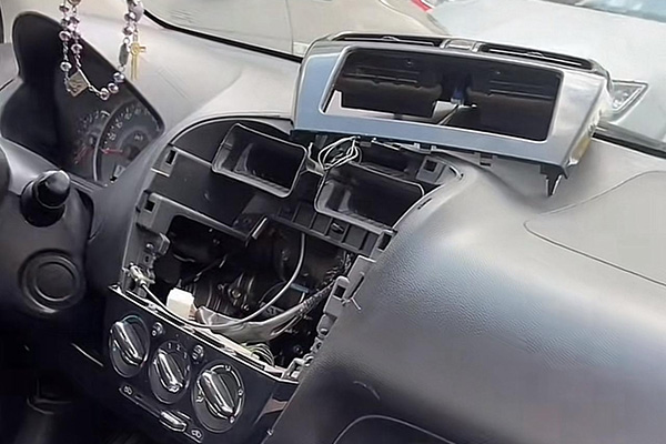 Dan cristalazo a un auto en Parque Puebla y se llevan el estéreo