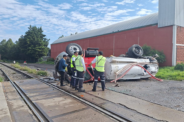 ¡Se salvó de milagro! Pipa fue arrollada por el tren y el conductor salió ileso