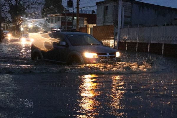 Lluvias acentúan la notable crisis de alumbrado, drenaje y bacheo en Puebla capital