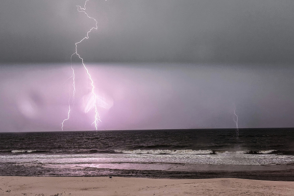 Tres muertos tras ser impactados por un rayo en una playa de Rusia