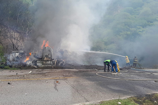 Fuego en la carretera: volcadura de pipa con gasolina causa fuerte explosión