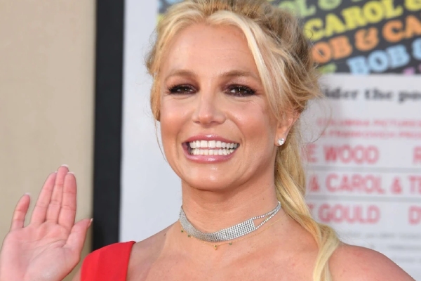 Britney Spears dice que adoptó una niña y se mudará a Italia