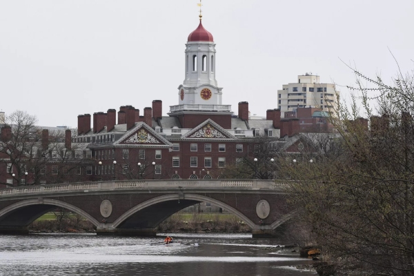 Harvard perdería hasta 1,000 millones al año por medidas de Trump contra la universidad