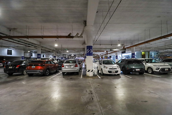 ¿Y la seguridad? Plazas cobran por estacionamiento, pero no responden por robos