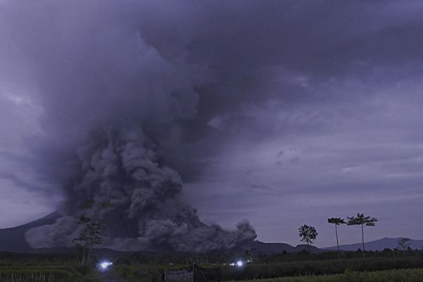El volcán Semeru en Indonesia entra en erupción por cuarta vez en un día