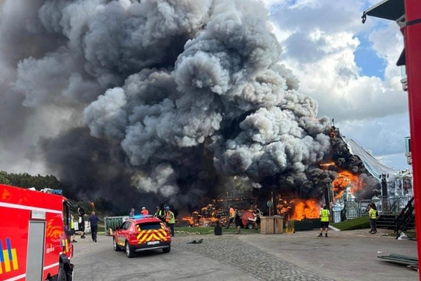 Incendio consume escenario principal de Tomorrowland a dos días del festival