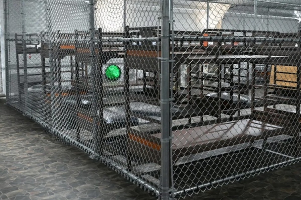 Hacinamiento, calor extremo y aguas negras: así es el infierno migrante del “Alligator Alcatraz”