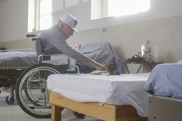 Soledad, enfermedad y pobreza, las caras del abandono a los adultos mayores