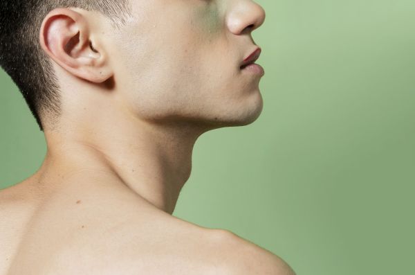 Los misterios de la evolución humana: testículos pequeños y la barbilla inexplicable