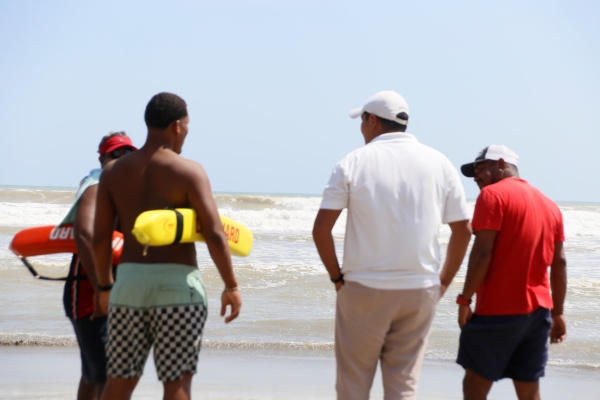 Alcaldesa de Acapulco defiende playas contaminadas pese a advertencias sanitarias