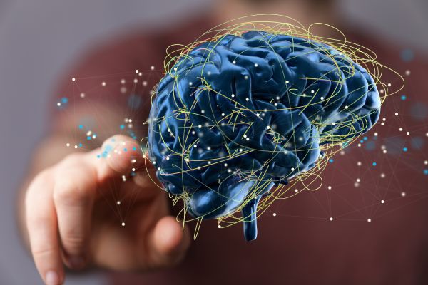 Implante cerebral permite a pacientes con ELA controlar dispositivos mentalmente