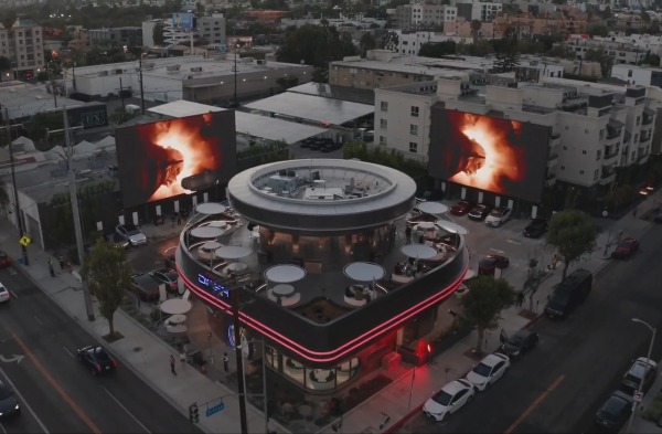 Tesla inaugura en Hollywood su primer restaurante retrofuturista con autocine y cargadores