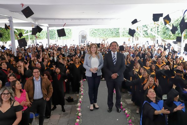 “Las mujeres somos el pilar de las familias”: Ceci Arellano a graduados de los CECADE