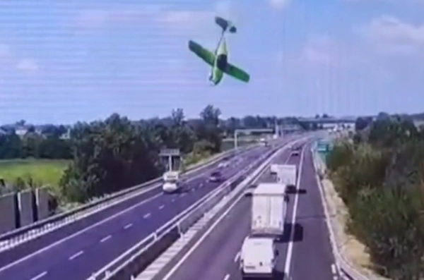 Una avioneta se estrella contra una carretera en Italia