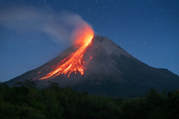 Un volcán en la región rusa de Kamchatka entra en erupción tras potente terremoto