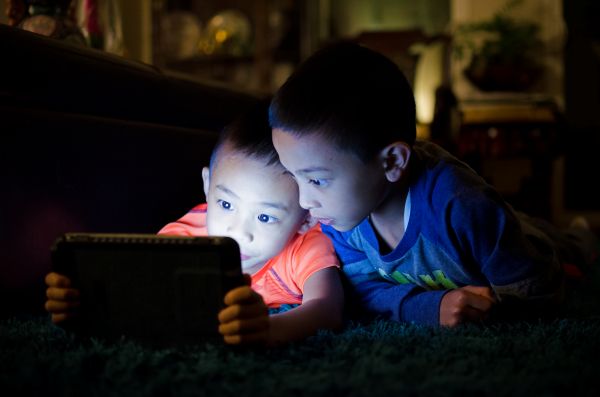 Debate global: ¿realmente afectan las pantallas al cerebro infantil?