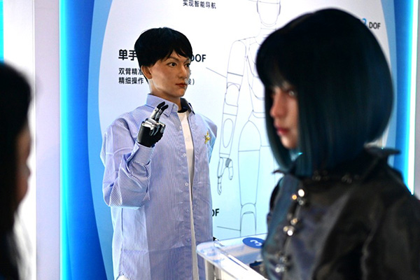 Un robot humanoide chino ingresa en la Academia de Teatro de Shanghái
