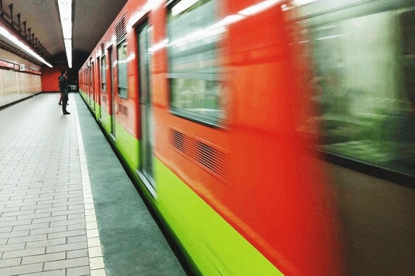 Italiano ataca a gritos y patadas a jóvenes mexicanos en el metro de Roma