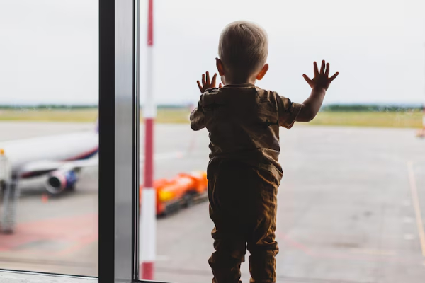 ¿Vacaciones arruinadas? Pareja abandona a su hijo en el aeropuerto por tener el pasaporte vencido