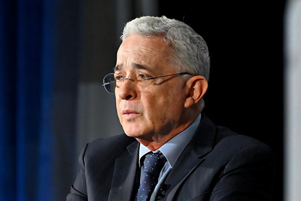 Condenan al ex presidente colombiano Álvaro Uribe a 12 años de prisión domiciliaria