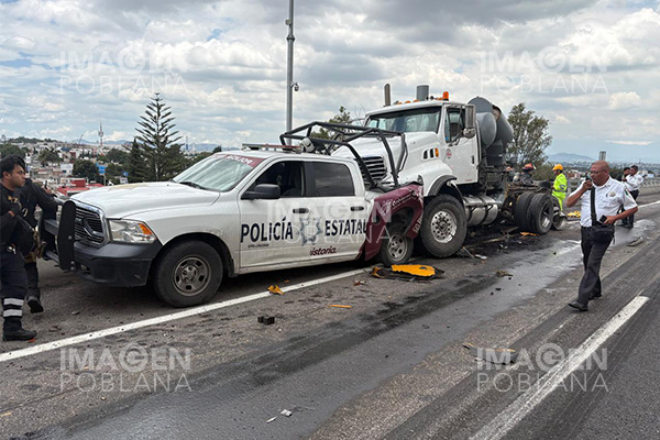 Brutal impacto de tractocamión contra patrulla deja dos policías muertos